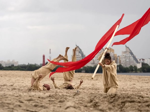 Опера на вокзале и девушка-землекоп. Как в Воронеже прошли перформансы Платоновфеста