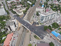 За 7 часов дорожники уложили верхний слой дорожного покрытия на путепроводе и съездах