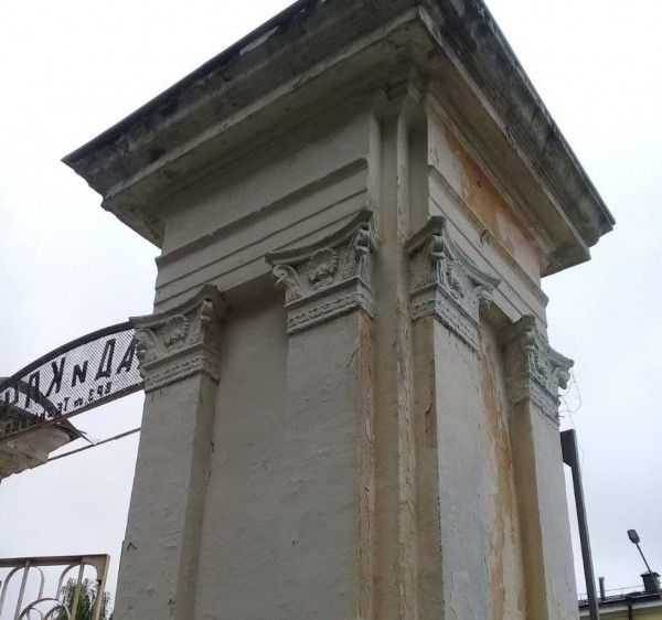 Колонны сквера Тельмана в Воронеже оказались не подлежащими ремонту