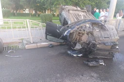 Машина с логотипами такси врезалась в припаркованный грузовик в Воронеже