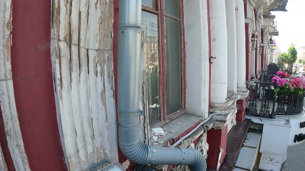 &laquo;Фасад отваливается кусками&raquo;. Один из самых известных домов Воронежа начал разрушаться