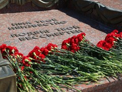 Глава Воронежа Вадим Кстенин принял участие в церемонии возложения цветов и венков к могиле Неизвестного солдата