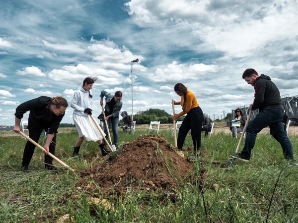 Опера на вокзале и девушка-землекоп. Как в Воронеже прошли перформансы Платоновфеста