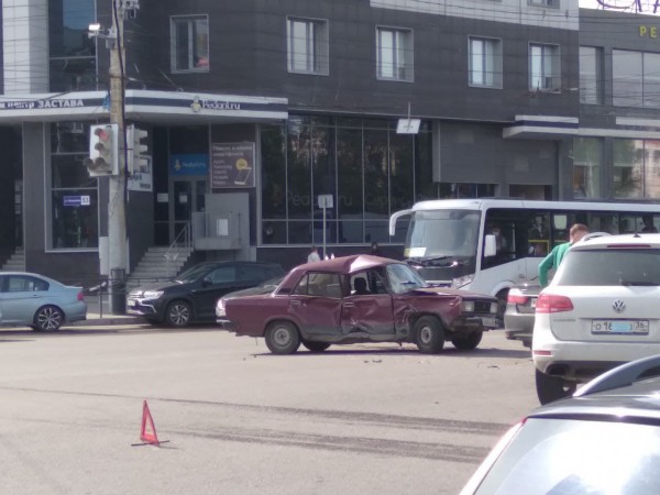 Молодые водители не смогли разъехаться на площади Застава в Воронеже: двоих госпитализировали