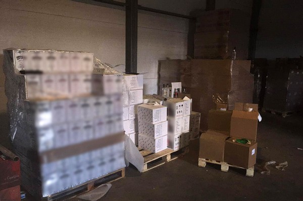 Воронежские силовики пресекли канал распространения поддельного алкоголя и сигарет