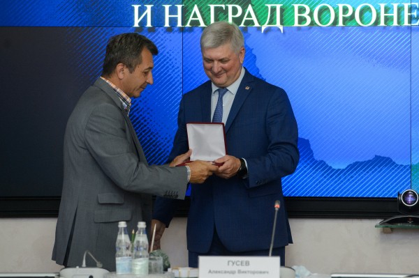 Александр Гусев наградил заслуженных и уважаемых жителей Воронежской области