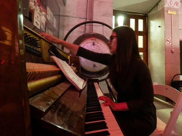 Опера на вокзале и девушка-землекоп. Как в Воронеже прошли перформансы Платоновфеста