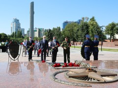 Глава Воронежа Вадим Кстенин принял участие в церемонии возложения цветов и венков к могиле Неизвестного солдата