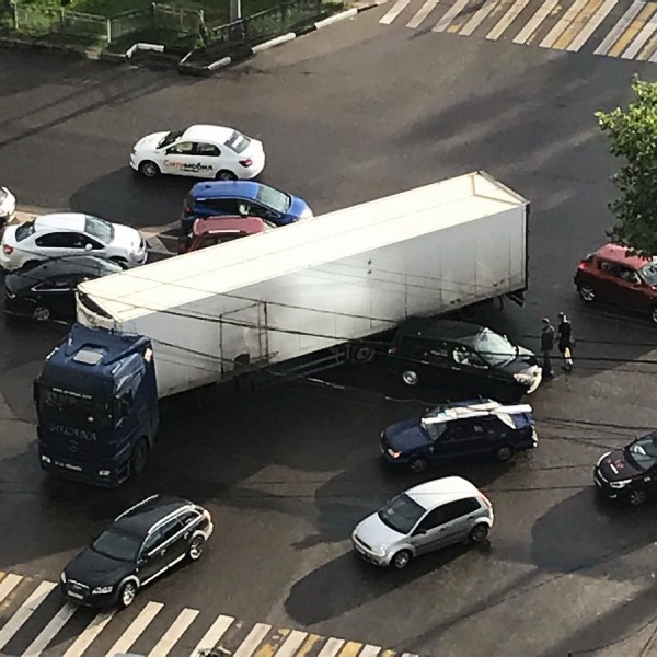 ДТП с грузовиком на Московском проспекте осложнило дорожную ситуацию в Воронеже