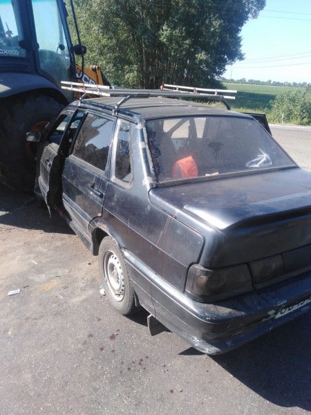 Ехавшая за рулем ВАЗ-2115 автоледи скончалась после столкновения с экскаватором