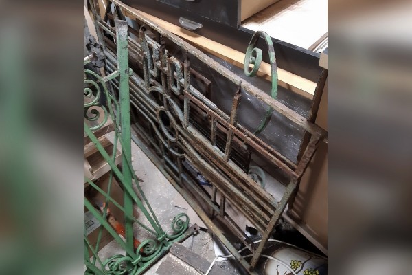 В Воронеже нашли похищенные с памятника архитектуры 100-летние чугунные решетки