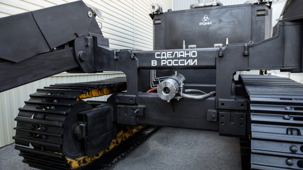 Главам федеральных ведомств в Воронеже показали робота-инженера