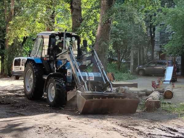 Как в Воронеже ГК &laquo;ПИК-Комфорт&raquo; приводит в порядок зеленые насаждения