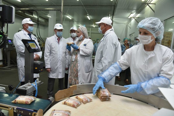 Алексей Гордеев посетил молочное предприятие в Воронежской области