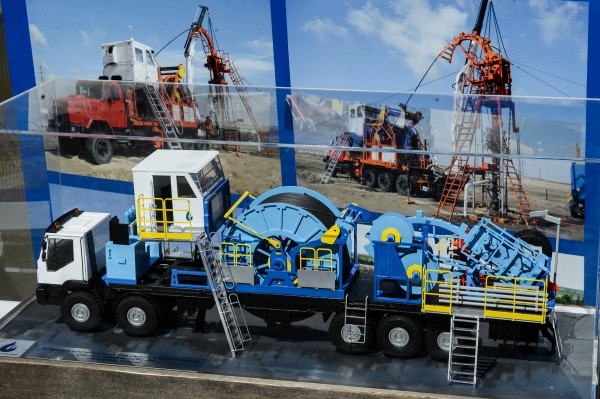 Главам федеральных ведомств в Воронеже показали робота-инженера