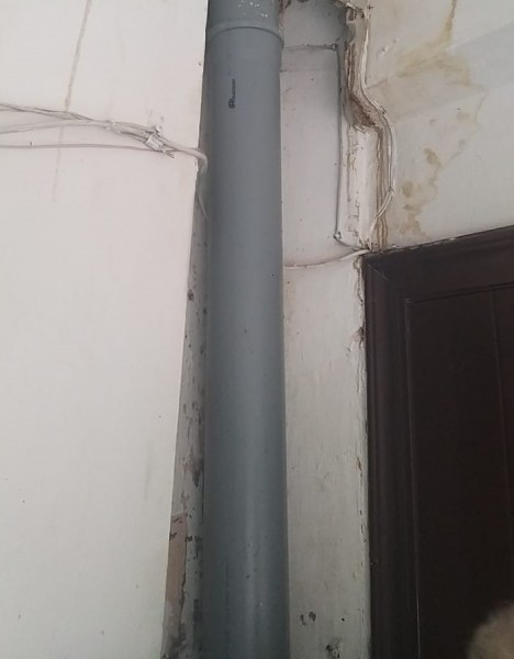 Видео: сломанная труба привела к потопу в подъезде воронежского дома во время ливня