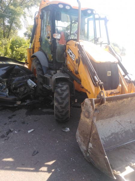 Ехавшая за рулем ВАЗ-2115 автоледи скончалась после столкновения с экскаватором