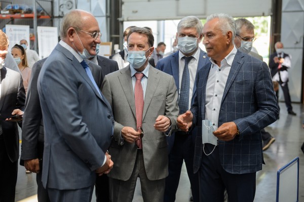 Главам федеральных ведомств в Воронеже показали робота-инженера