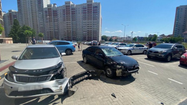 Двух пешеходов сбили на парковке в воронежском жилом массиве