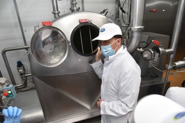 Алексей Гордеев посетил молочное предприятие в Воронежской области