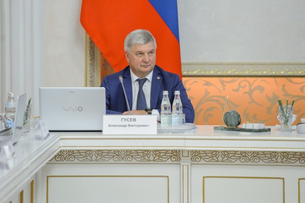 Главам федеральных ведомств в Воронеже показали робота-инженера