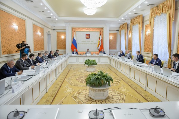 Главам федеральных ведомств в Воронеже показали робота-инженера