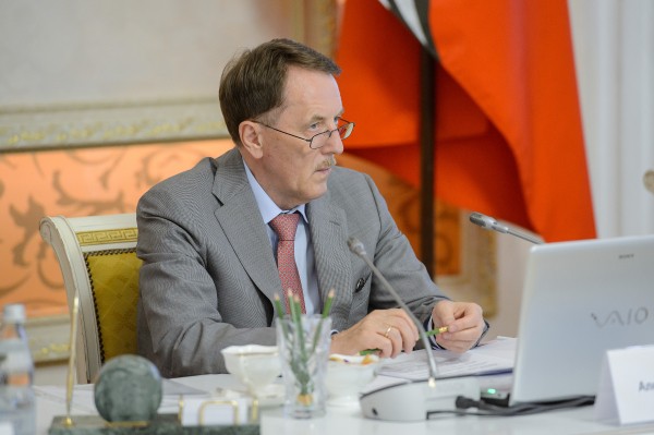 Главам федеральных ведомств в Воронеже показали робота-инженера