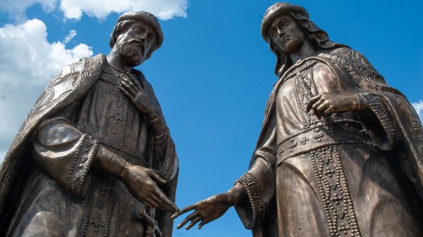 Памятник с большой миссией. Под Воронежем установили скульптуры Петра и Февронии