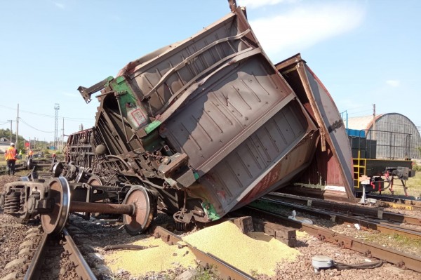 Два вагона с зерном и соей сошли с рельсов и перевернулись в Воронежской области