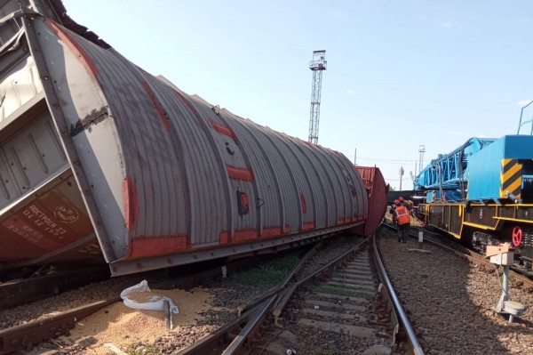 Два вагона с зерном и соей сошли с рельсов и перевернулись в Воронежской области