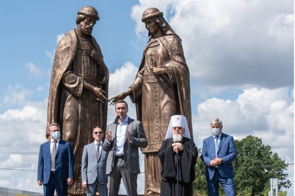 Памятник с большой миссией. Под Воронежем установили скульптуры Петра и Февронии