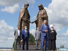 Глава Воронежа Вадим Кстенин принял участие в открытии памятника святым благоверным князю Петру и княгине Февронии Муромским