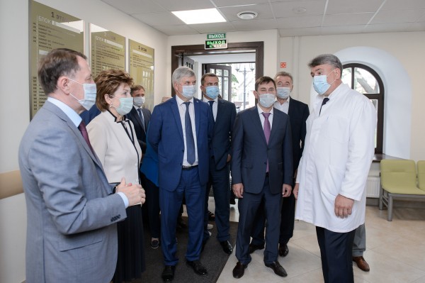 Дерево жизни. В холле детского онкогематологического центра Воронежа &laquo;вырастет&raquo; яблоня