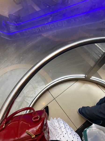 В Воронеже в &laquo;Галерее Чижова&raquo; застрял лифт, наполненный людьми