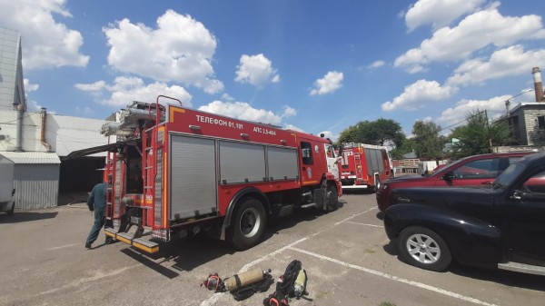 Тушить загоревшийся матрас в подвале воронежского автосалона приехали 19 спецмашин
