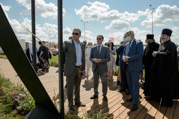 Памятник с большой миссией. Под Воронежем установили скульптуры Петра и Февронии