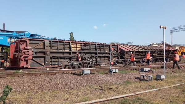 Два вагона с зерном и соей сошли с рельсов и перевернулись в Воронежской области