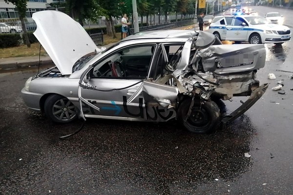 Лишенный прав водитель фургона ранним утром устроил 2 аварии в центре Воронежа