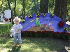 Платья петровской эпохи, авторскую живопись, цветы с каждого континента планеты, деревья с &laquo;золотыми&raquo; стволами и даже облака можно увидеть на выставке &laquo;Город &ndash; сад&raquo;