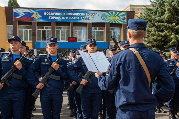 &laquo;Судьба авиации нам вручена&raquo;. В Воронеже 1-курсники Военно-воздушной академии приняли присягу
