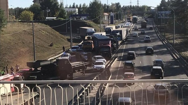 Попавшая в ДТП военная колонна собрала пробку на улице 9 Января в Воронеже