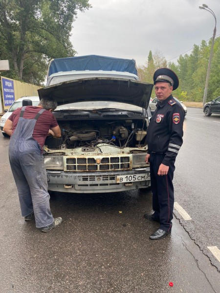 В Воронеже сотрудники ДПС остановили машину, у которой полыхал двигатель