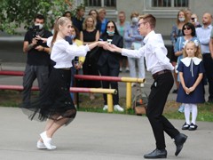 Вадим Кстенин поздравил школьников с Днем знаний