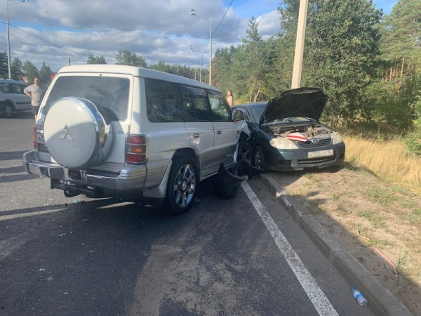В Воронеже Mitsubishi врезался в стоящую Toyota: пострадали 2 детей