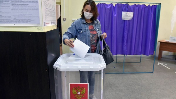 В масках и под камерами: как в Воронеже проходит первый день голосования