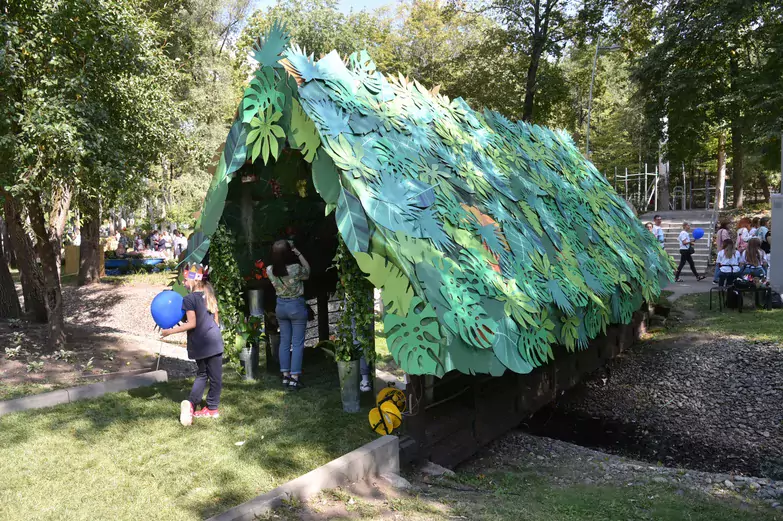 На &laquo;Городе-саде&raquo; воронежцам показали взлетающий дом и мост-хижину