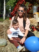 Платья петровской эпохи, авторскую живопись, цветы с каждого континента планеты, деревья с &laquo;золотыми&raquo; стволами и даже облака можно увидеть на выставке &laquo;Город &ndash; сад&raquo;