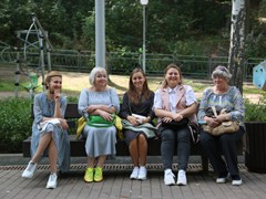 Платья петровской эпохи, авторскую живопись, цветы с каждого континента планеты, деревья с &laquo;золотыми&raquo; стволами и даже облака можно увидеть на выставке &laquo;Город &ndash; сад&raquo;