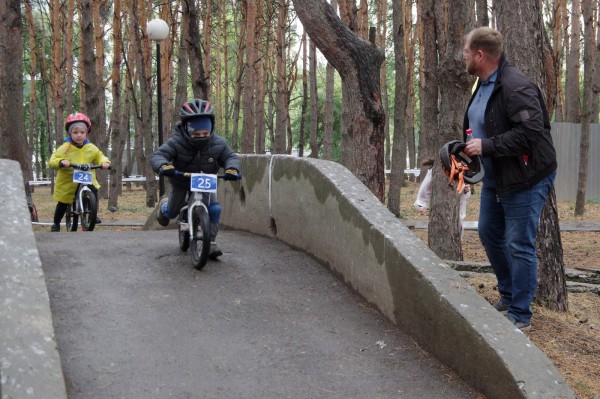 Маленькие чемпионы. В воронежском парке &laquo;Дельфин&raquo; прошли гонки на беговелах и велосипедах
