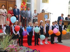 Вадим Кстенин поздравил школьников с Днем знаний